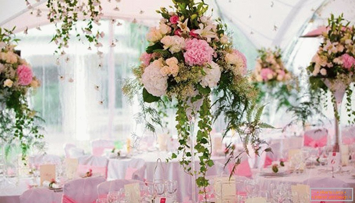 Декорација венчаног сала са свежим цвећем