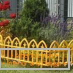 Мала ограда за цветни кревет