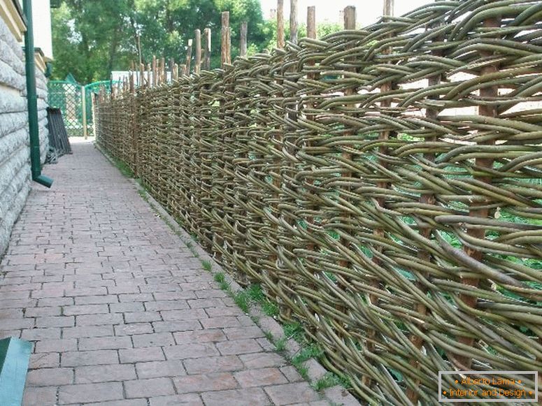 Плетена ограда са властитим рукама