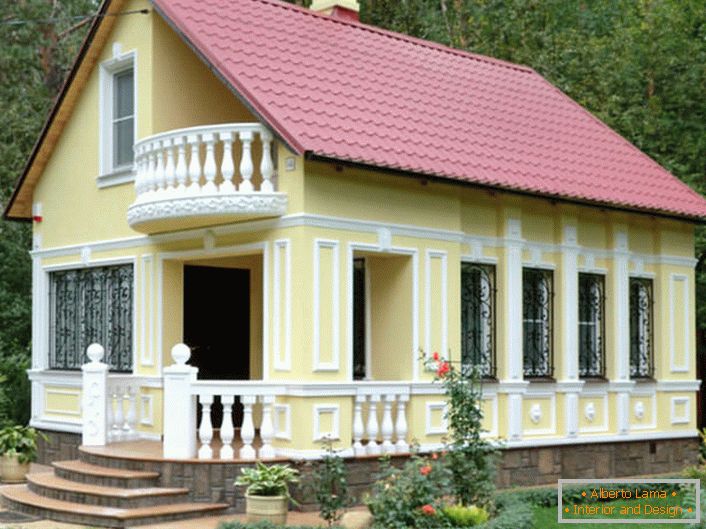Мала кућа у шуми је уређена у истом стилу. Фасадна штукатура се приписује стилу потпуности.