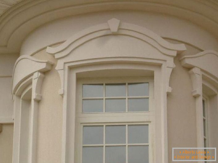 Прозорски оквири су направљени у стилу Арт Ноувеау. 