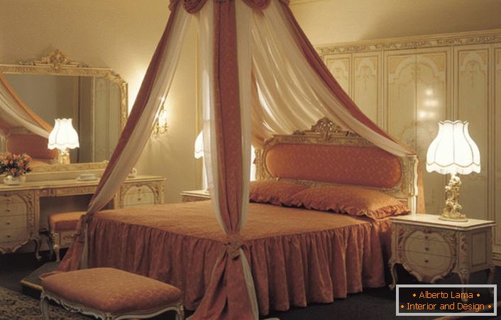 Балдахин преко кревета сматра се најнеобичнијим елементом декорације спаваће собе.