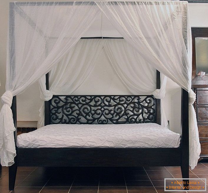 Спаваћа соба у стилу Арт Ноувеау је атрактивна због правилне организације кревета. За кантовање шива коришћена је лагана природна тканина.