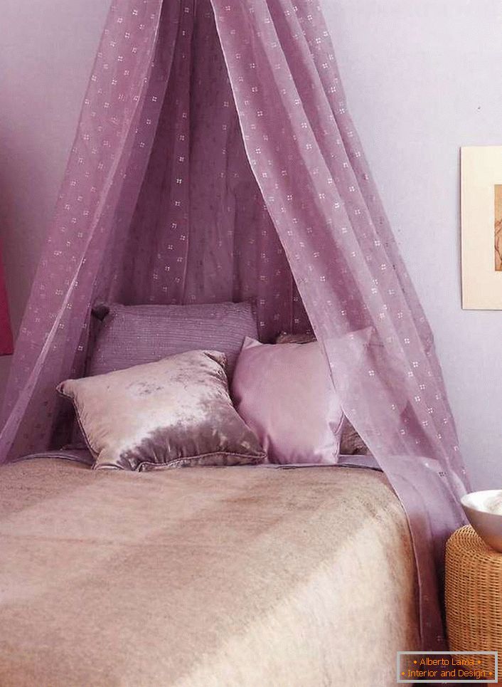 Светло, ваздушно одијело светле љубичасте боје чини ситуацију у соби романтичном и лаганом.