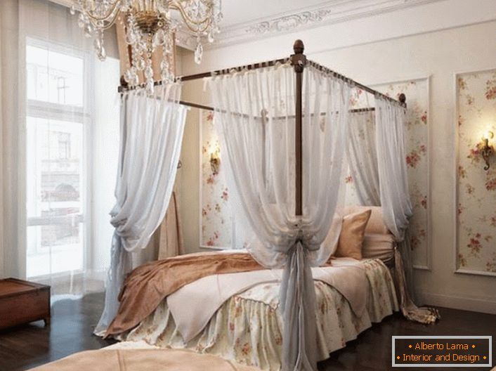 Спаваћа соба у барокном стилу украшена је елегантном, ваздушном кровом која чини одмор још опуштенијим. 