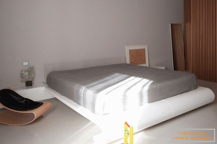 Дјечија соба у стилу минимализма са великим креветом је занимљиво решење за породицу са двоје деце.