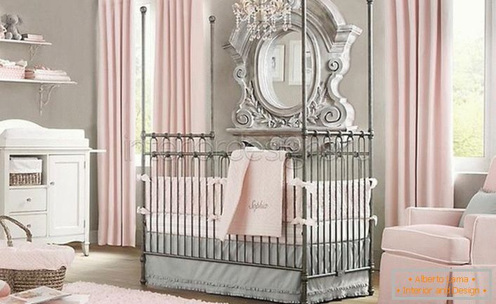 Соба у стилу минимализма за бебу. У унутрашњости се налазе одјеци барокног стила који се хармонично уклапају у концепт целокупног дизајна.