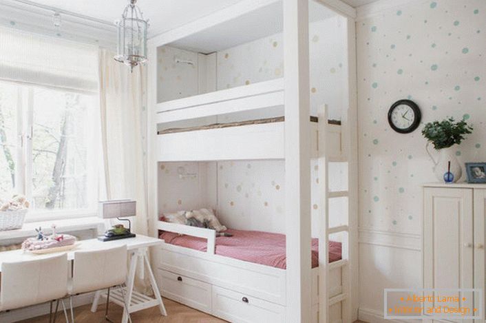 Деликатан, удобан дизајн дечије собе у стилу минимализма је интересантан лацонизам, ограничени облици. 