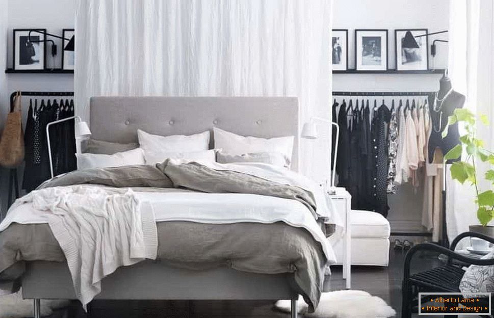 Светле завесе које дозвољавају природно светло у спаваћој соби