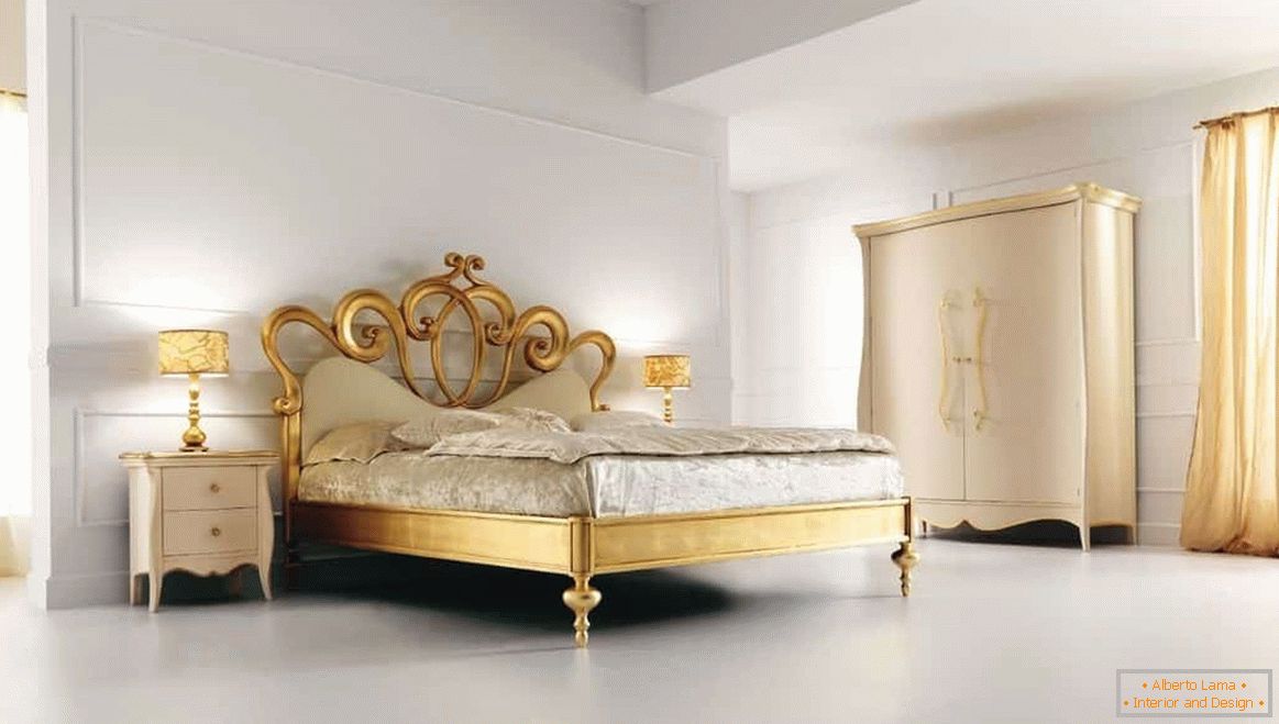 Пространа бела спаваћа соба у класичном дизајну