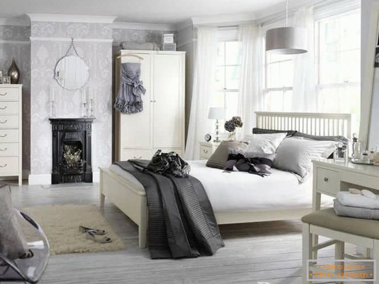 Бела спаваћа соба пуна додатака у класичном стилу