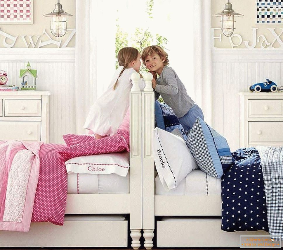 Заједничка глава кревета у дечијој соби за двоје деце супротног пола