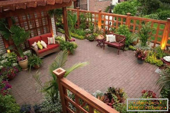 Модеран дизајн дворишта приватне куће - тераса с цвијећем