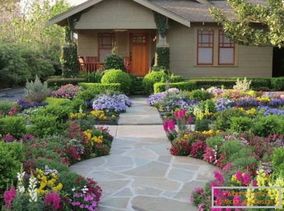 Израда дворишта приватне куће - фотографија модерних дворишта са цвећем