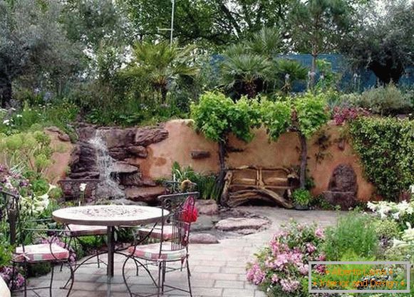 Израда дворишта приватне куће - фотографија каменог украса и водопада