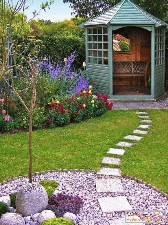 Дизајн дворишта приватне куће - фотографија газеба с пејзажним дизајном