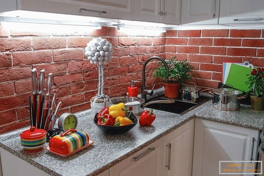 Кецеља са зидовима у кухињи