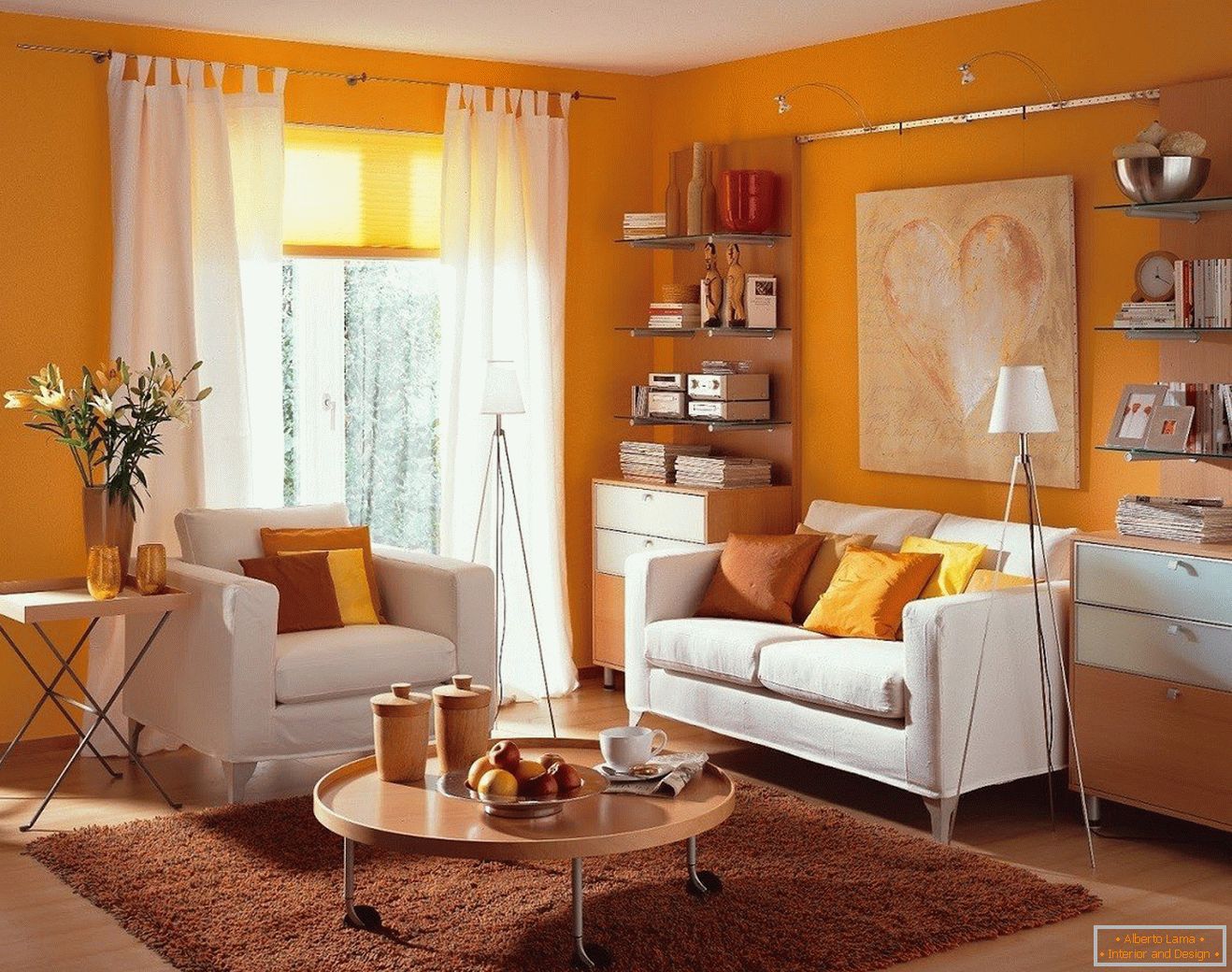 Дневна соба са наранџастим зидовима