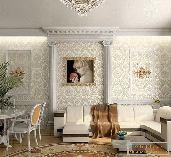 Класичан дизајн дневне собе у приватној кући са декорацијом штукатуре