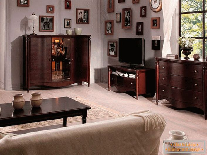 Намештај за гостинску собу у стилу Венге. Контрастна боја се позитивно ослања на позадину светле завршне обраде.