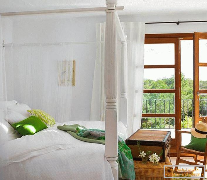 Прозирна надстрешница од природне тканине без тежине постаје изврсна декорација спаваће собе у медитеранском стилу. 