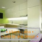 Бијели намјештај и светло зелени зидови у кухињи