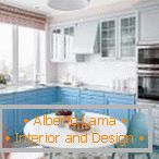 Бијела-плава кухињски намештај у унутрашњости