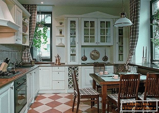 дизајн кухиње у приватној кућис панорамными окнами