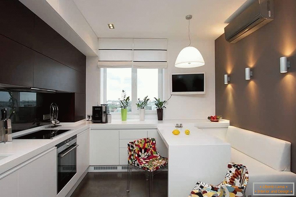 Смеђ-бела кухиња с прозором и светлим столицама