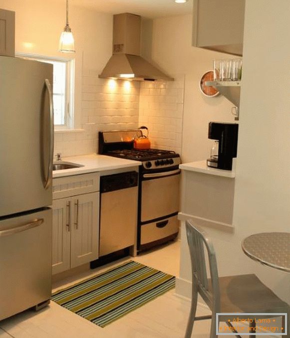 Модеран дизајн мале кухиње с фрижидером на фотографији