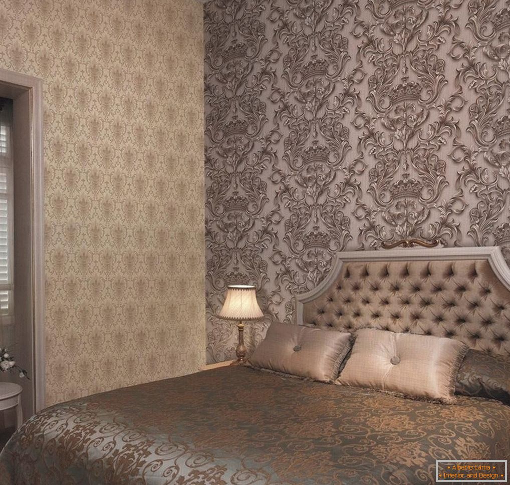 Комбинација различитих образаца на зиду у спаваћој соби