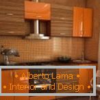 Дрвени наранџасти намештај у кухињи