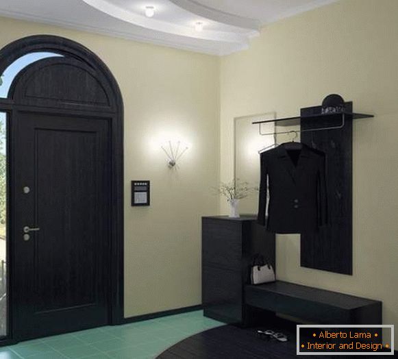 Црни намештај у модерном дизајну ходника у приватној кући