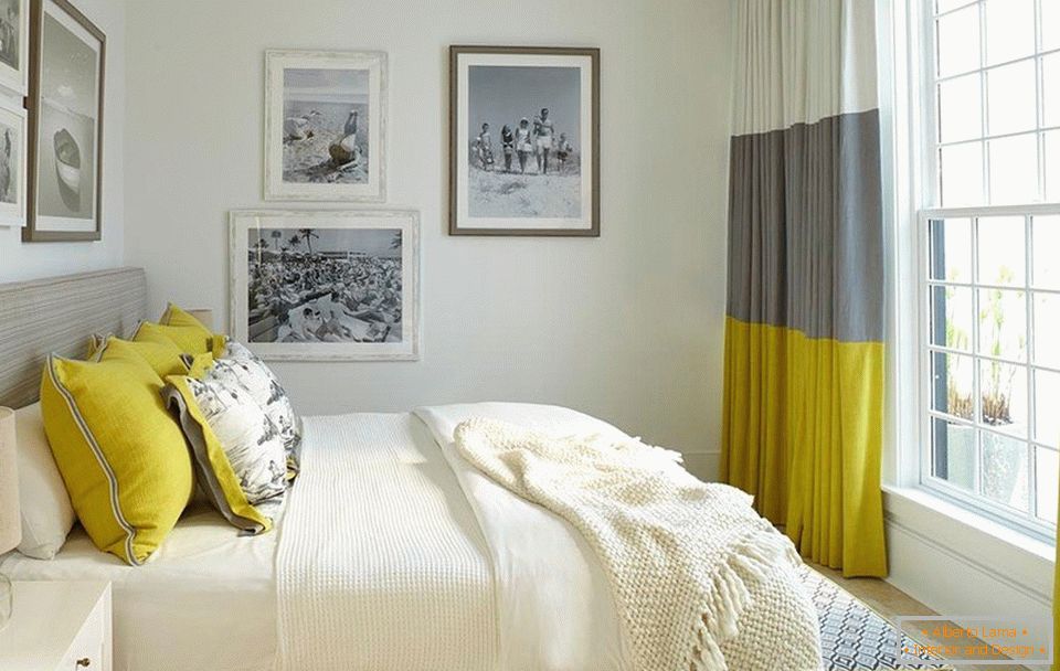 Завесе у унутрашњости спаваће собе у комбинацији боје сиве боје и сенфа