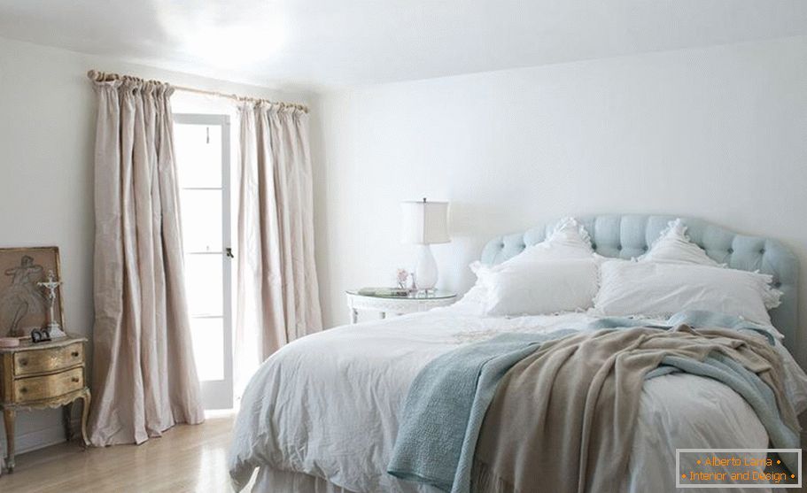 Светла спаваћа соба са великим креветом