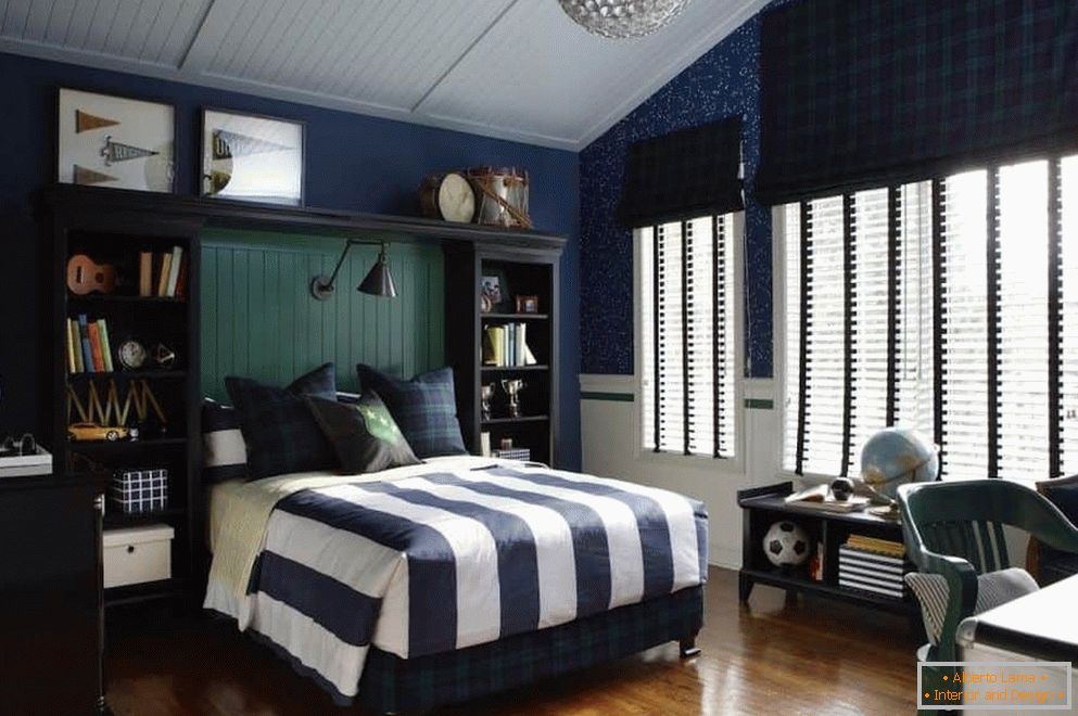 Велика спаваћа соба за дечака у плавим тоновима