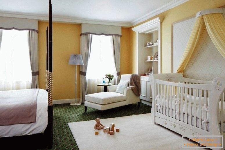 Пространа спаваћа соба за родитеље са дететом