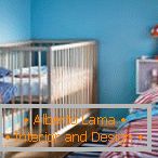 Декор у спаваћој соби са беби креветићем у плавим тоновима