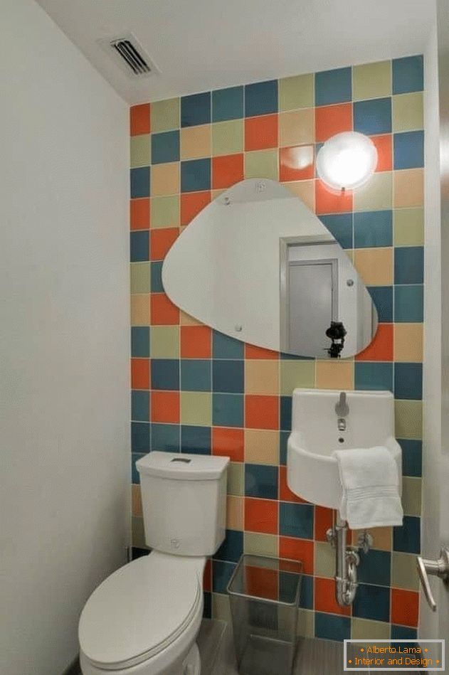 Мали тоалет са светлим плочицама и обојеним зидовима