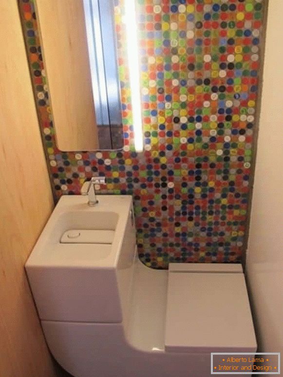 Мали тоалет са модерним ВЦ-ом и светлом мозаиком