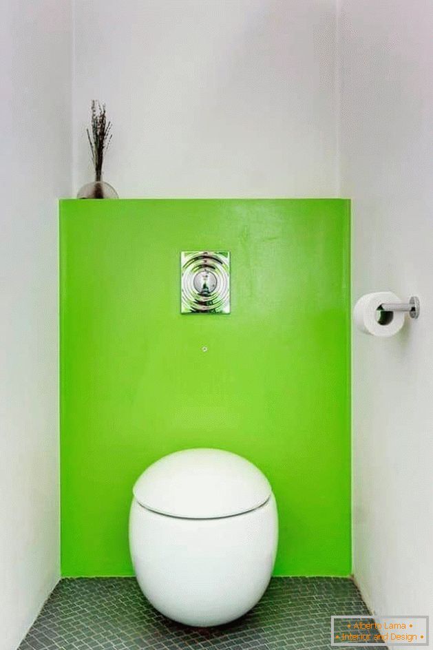Мали тоалет у бијелој боји са ВЦ шкољком необичног облика