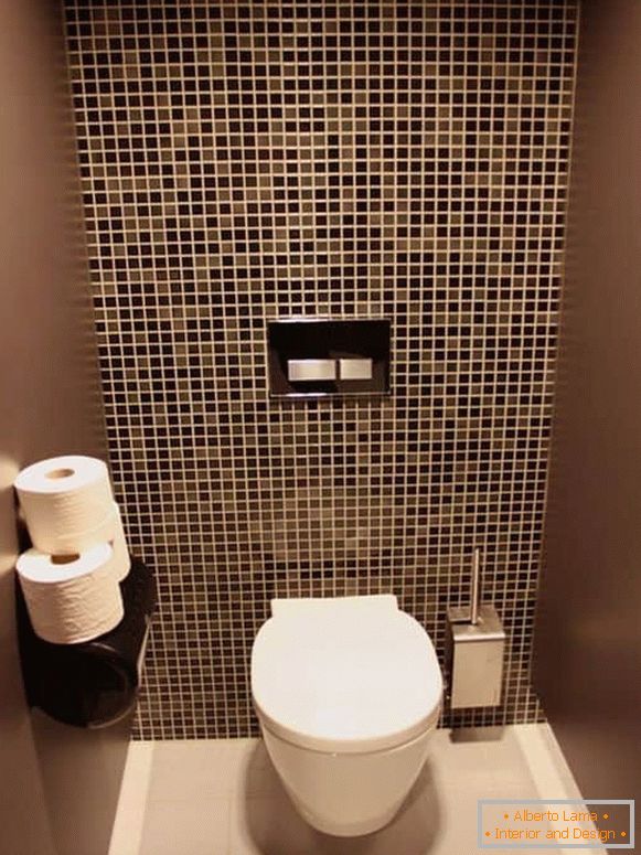 Комбинација зидова са плочицама и сликање у малом тоалету