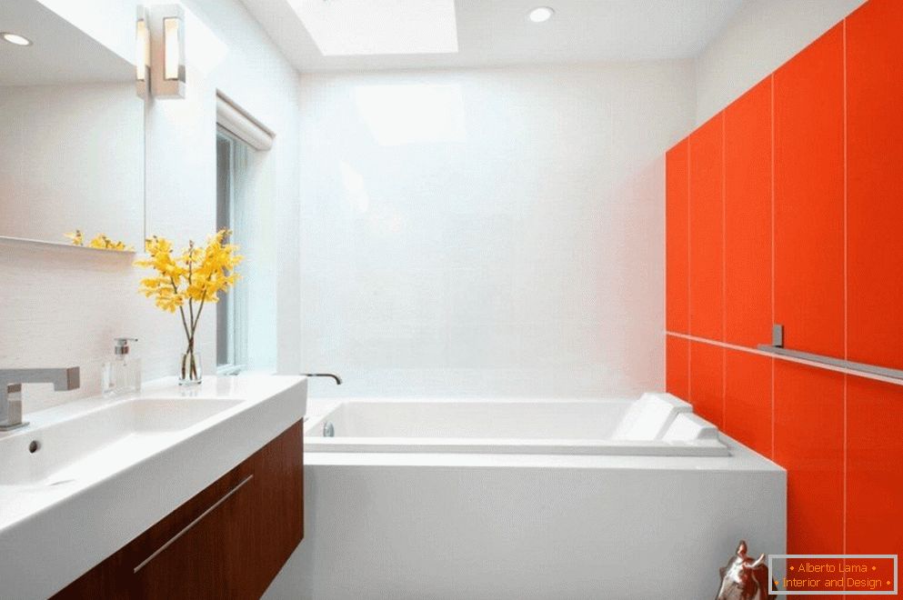 Оранжно-бело купатило ентеријер