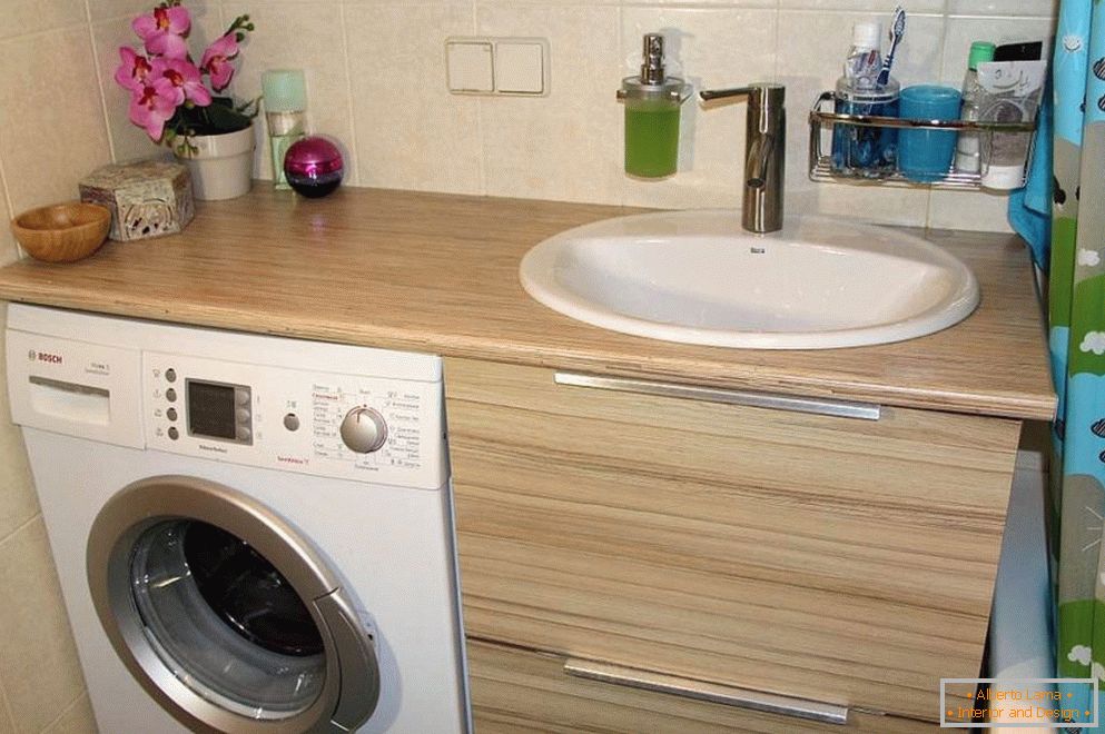 Изглед купатила са машином за прање веша
