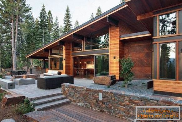 Хи-тецх кућа израђена од сип панела са дрвеном и металном декорацијом