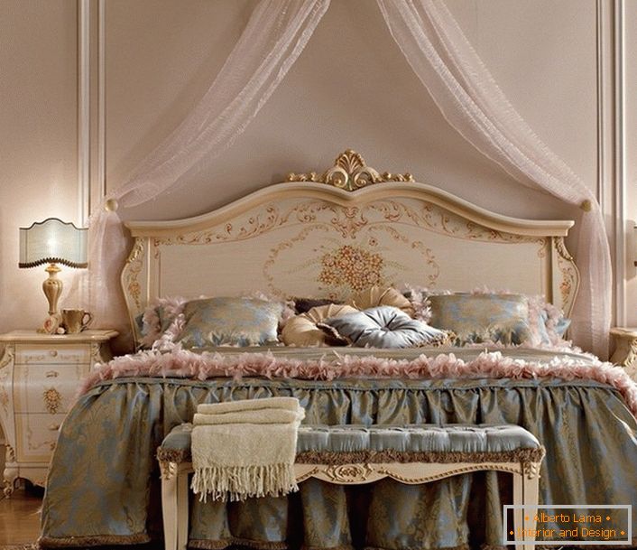 Лака надстрешница изнад кревета чини атмосферу у соби пријатнијом и романтичном.