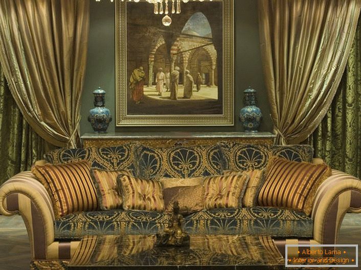 Модеран масивни кауч са меканом тапацираном украшеном јастуцима различитих величина у складу са стилом барока.