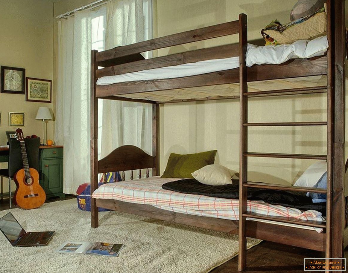 Просторија за тинејџера са дрвеним креветом на кревету