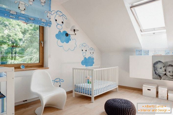 Дизајн унутрашњости дечије собе у скандинавском стилу занимљив је са креативним дизајном зидова. Цртежи-наљепнице - погодна опција за декорацију дјеце.