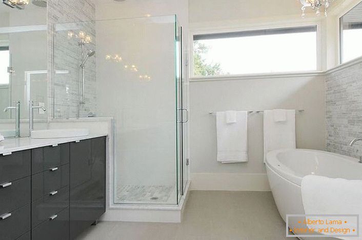 Пространо модернистично купатило са правим осветљењем уређује познати дизајнер Француске. 
